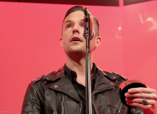 Brandon Flowers prohodil pár slov brandon flowers