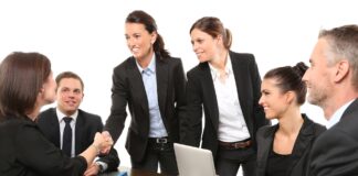 Nebojte se mluvit před publikem: 5 technik pro sebejisté obchodní schůzky v angličtině Obchodní schůzka v angličtině