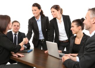 Nebojte se mluvit před publikem: 5 technik pro sebejisté obchodní schůzky v angličtině Obchodní schůzka v angličtině